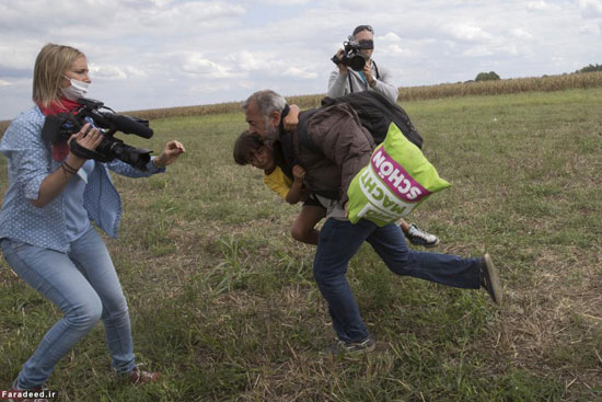 جنجال لگد خبرنگار زن به دو پناهجو