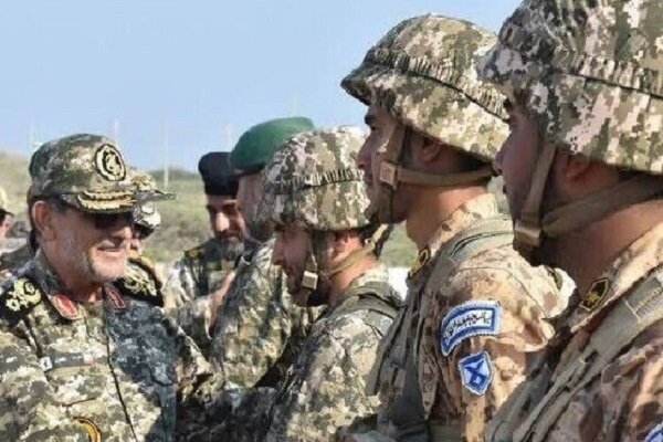 بازدید فرمانده نیروی دریایی سپاه از جزایر بوموسی و سیری