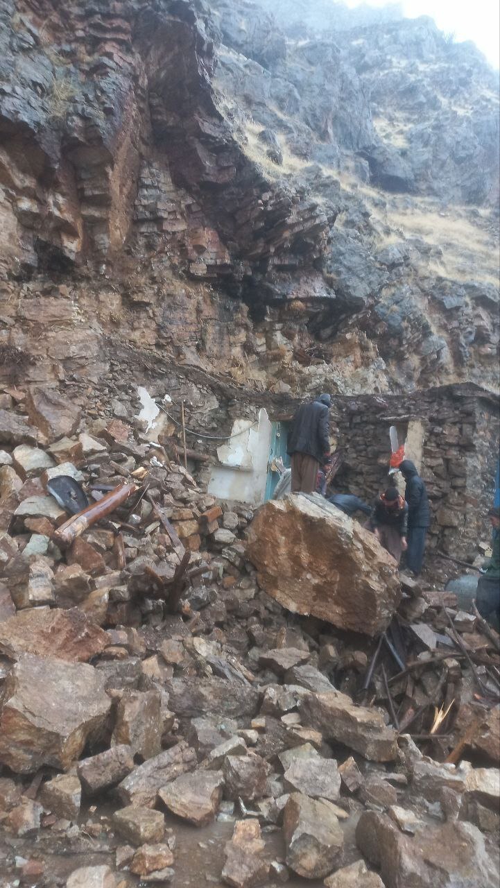 خسارت باران و ریزش سنگ در هورامان تخت/ دامها گرفتار آوار شدند، جانی در خطر نبود + تصاویر خسارت باران و ریزش سنگ در هورامان تخت/ دامها گرفتار آوار شدند، جانی در خطر نبود + تصاویر
