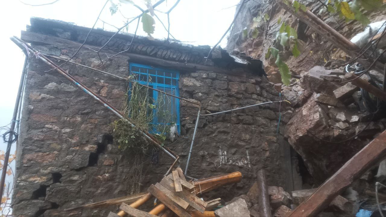 خسارت باران و ریزش سنگ در هورامان تخت/ دامها گرفتار آوار شدند، جانی در خطر نبود + تصاویر خسارت باران و ریزش سنگ در هورامان تخت/ دامها گرفتار آوار شدند، جانی در خطر نبود + تصاویر