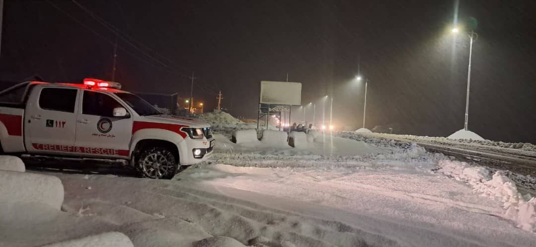 تصاویری از امدادرسانی هلال احمر به مسافران گرفتار در برف کردستان
