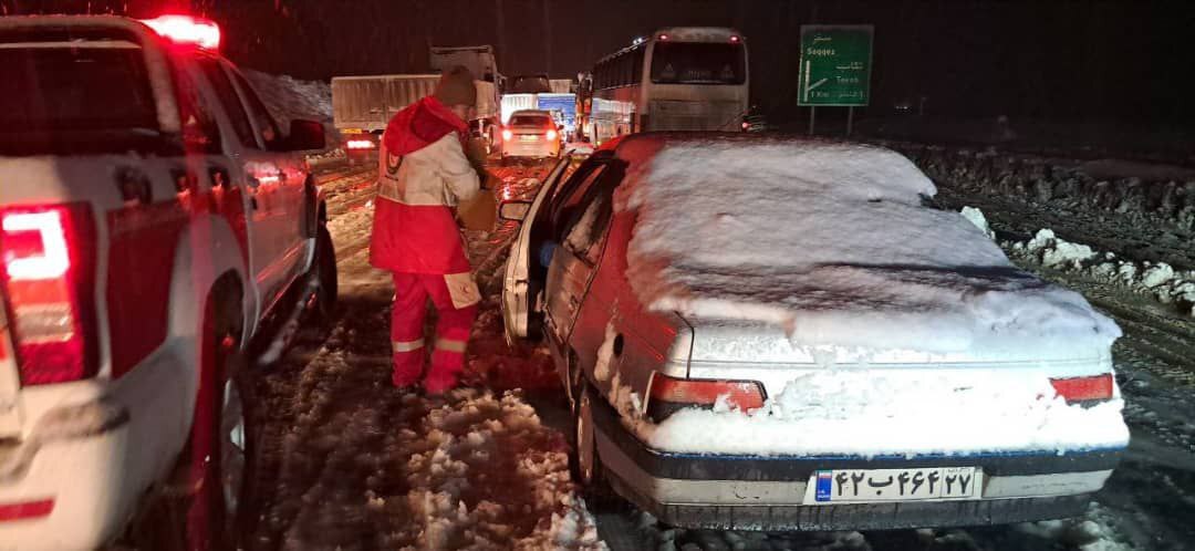 تصاویری از امدادرسانی هلال احمر به مسافران گرفتار در برف کردستان