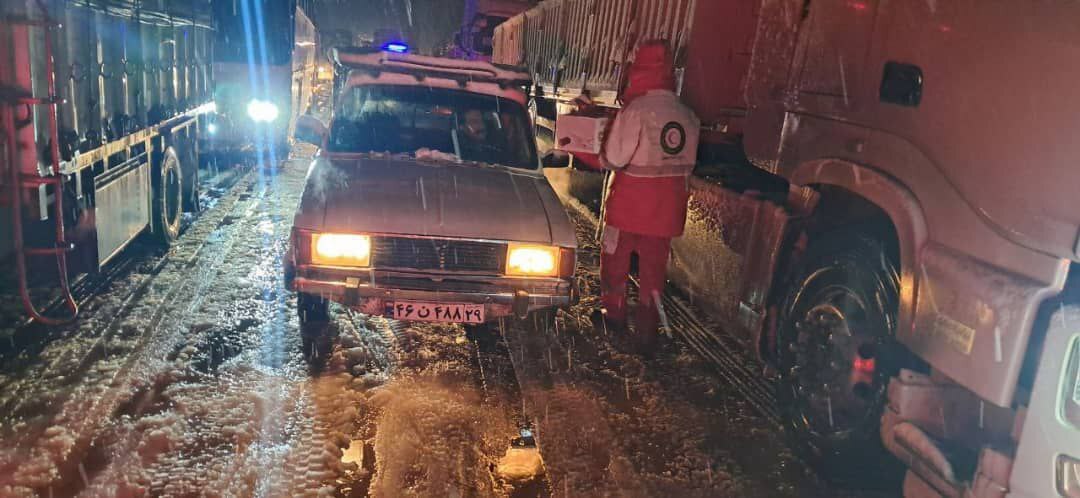 تصاویری از امدادرسانی هلال احمر به مسافران گرفتار در برف کردستان