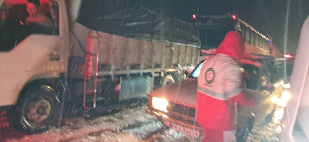 تصاویری از امدادرسانی هلال احمر به مسافران گرفتار در برف کردستان