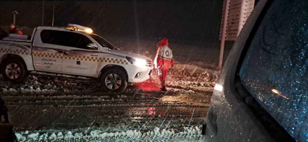 تصاویری از امدادرسانی هلال احمر به مسافران گرفتار در برف کردستان