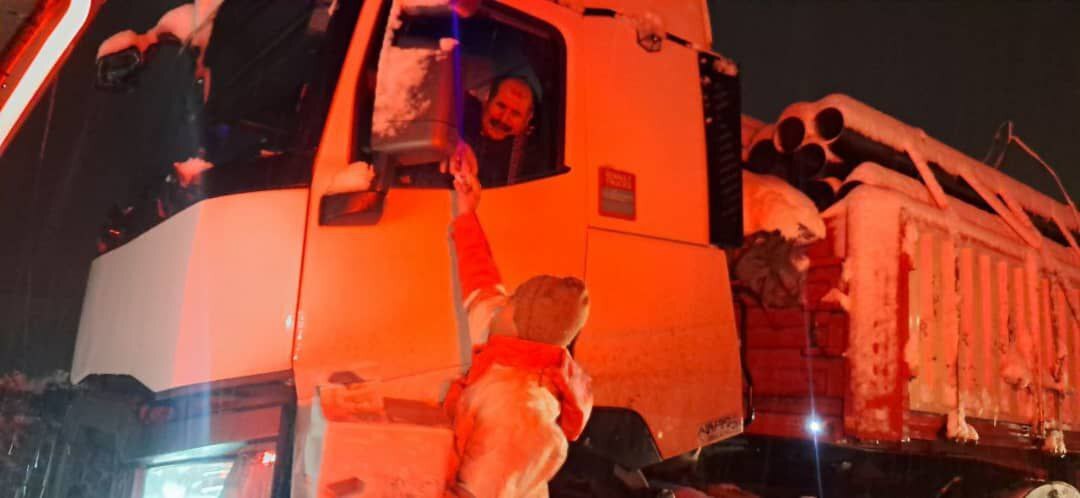 تصاویری از امدادرسانی هلال احمر به مسافران گرفتار در برف کردستان