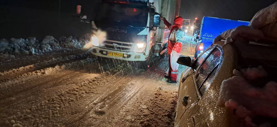 تصاویری از امدادرسانی هلال احمر به مسافران گرفتار در برف کردستان