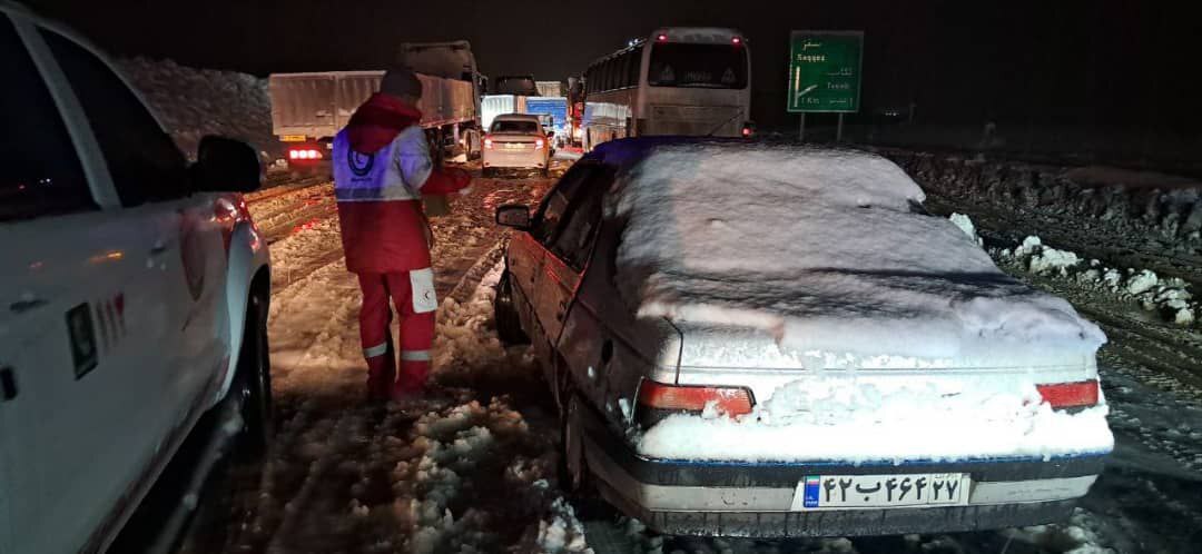 تصاویری از امدادرسانی هلال احمر به مسافران گرفتار در برف کردستان