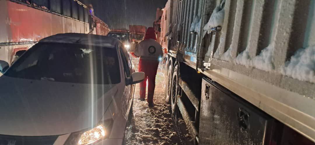 تصاویری از امدادرسانی هلال احمر به مسافران گرفتار در برف کردستان